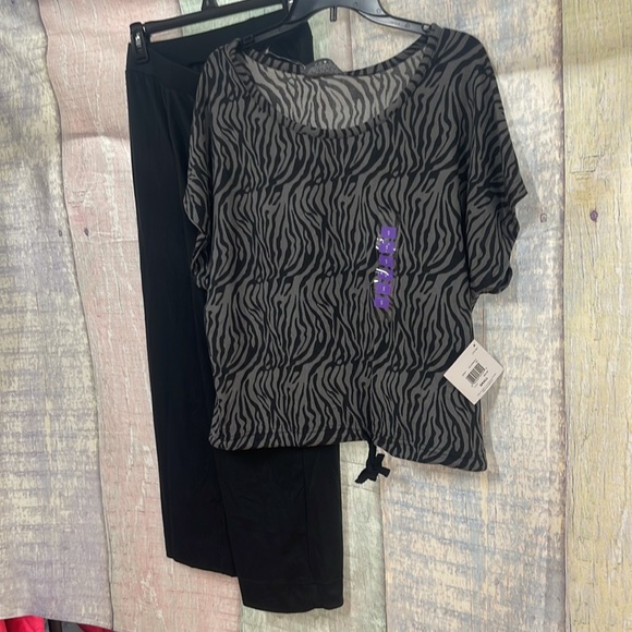 - Brand new with tags Woman’s Madison Park-Signature 2 piece lounge set. S… - Picture 4 of 12